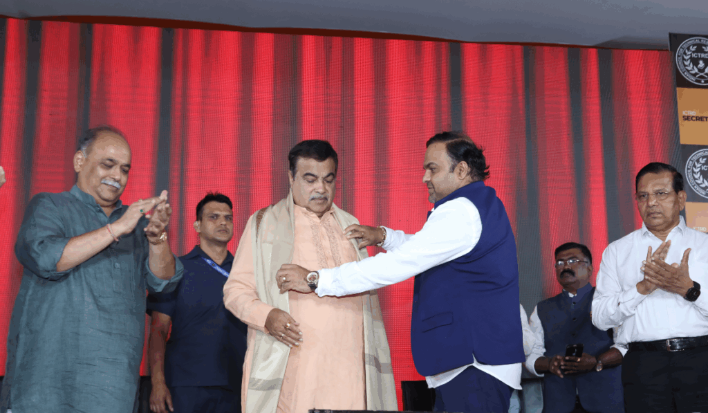 ICTRD Member Secretary Dr. Ketan Mohitkar felicitating Shri Nitinji Gadkar during the inauguration ceremony of the ICTRD Secretariat and Incubation Centre